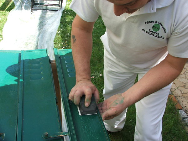 Etape 6 : Afin d’obtenir un état de surface le plus lisse possible, poncer avec une cale à poncer l’ensemble des lames de volets sur leurs surfaces planes.