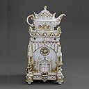 Dans les arts décoratifs, Manufacture Ruaud, Veilleuse théière, 1830-1850, Céramique, porcelaine dure, 31,5 x 14 cm. Musée Adrien Dubouché, Limoges, France.