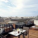Du haut du balcon du Grand Hôtel du Palais Royal, admirez la vue exceptionnelle sur les toits de Paris.