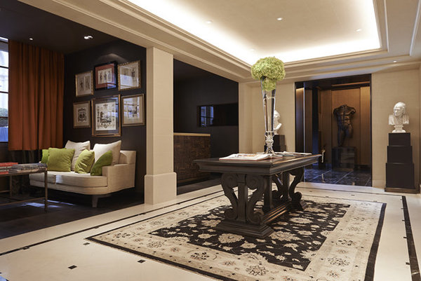 L’élégance classique du hall d’entrée reflète tout le charme de l’hôtel.