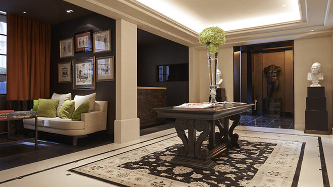 L’élégance classique du hall d’entrée reflète tout le charme de l’hôtel.