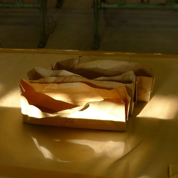 Les aiguilles sont rangées dans des paquets de papier kraft.