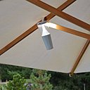 Accrochée aux baleines d’un parasol, la lampe solaire Butterfly éclaire discrètement votre table de jardin.