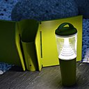 Lorsque la nuit est tombée et que la lampe solaire a fini de recharger, elle se défait de ses panneaux solaires pour être transportée sans encombrer.