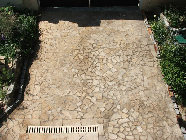 Après, le dallage a repris de l'éclat. Il est protégé et débarrassé de la mousse.