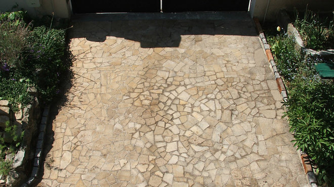 Après, le dallage a repris de l'éclat. Il est protégé et débarrassé de la mousse. Après, le dallage a repris de l'éclat. Il est protégé et débarrassé de la mousse.