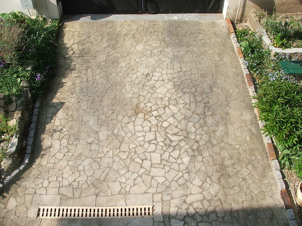 Avant: le dallage s'est encrassé avec le temps et la mousse s'est installée dans les interstices.