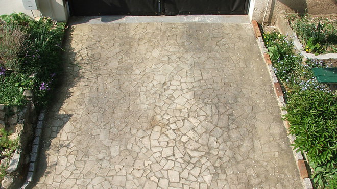 Avant: le dallage s'est encrassé avec le temps et la mousse s'est installée dans les interstices. Avant: le dallage s'est encrassé avec le temps et la mousse s'est installée dans les interstices.