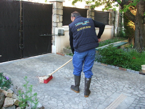 Etape 1 :  Balayer tout d’abord la surface du dallage avec un balai de cantonnier afin d’enlever feuilles et divers détritus végétaux résiduels.