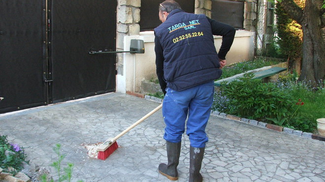 Etape 1 : Balayer tout d’abord la surface du dallage avec un balai de cantonnier afin d’enlever feuilles et divers détritus végétaux résiduels. Etape 1 : Balayer tout d’abord la surface du dallage avec un balai de cantonnier afin d’enlever feuilles et divers détritus végétaux résiduels.