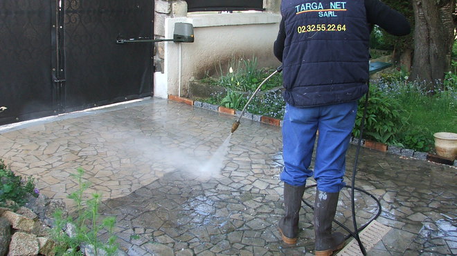 Etape 2 : Passer le nettoyeur à haute pression sur l’ensemble de la surface. L’appareil sera réglé à 80 bars, et la lance sera tenue à une distance de plus ou moins 40 cm. Progresser avec une vitesse régulière. Etape 2 : Passer le nettoyeur à haute pression sur l’ensemble de la surface. L’appareil sera réglé à 80 bars, et la lance sera tenue à une distance de plus ou moins 40 cm. Progresser avec une vitesse régulière.
