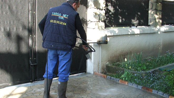 Etape 3 : Rincer le dallage à l’eau claire au jet d’eau simple. Etape 3 : Rincer le dallage à l’eau claire au jet d’eau simple.