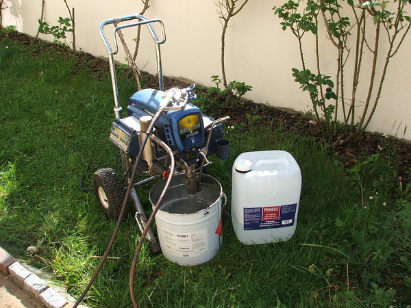 Etape 4 : Utiliser un produit de traitement prêt à l’emploi pour la destruction de mousses, d’algues ainsi que de divers végétaux de type : Promous. Le produit sera pulvérisé à l’aide d’une machine à projeter munie d’un pistolet.