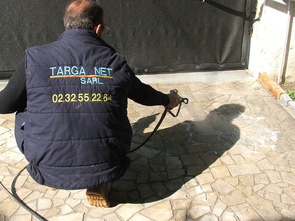 Etape 5 : Pulvériser le produit Promous sur le dallage en progressant par carré de 1m², en tenant le pistolet à une hauteur de plus ou moins 30 cm du support.