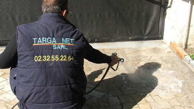 Etape 5 : Pulvériser le produit Promous sur le dallage en progressant par carré de 1m², en tenant le pistolet à une hauteur de plus ou moins 30 cm du support. Etape 5 : Pulvériser le produit Promous sur le dallage en progressant par carré de 1m², en tenant le pistolet à une hauteur de plus ou moins 30 cm du support.