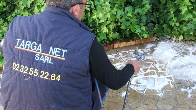 Etape 6 : Insister avec le produit Promous au niveau des bordures. Etape 6 : Insister avec le produit Promous au niveau des bordures.