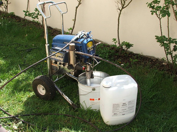 Etape 7 : Après un temps de séchage d’environ 2 heures par temps chaud, appliquer un second produit afin d’imperméabiliser le dallage  de type : Sinyl Aquafuge. Le produit sera appliqué par pulvérisation.