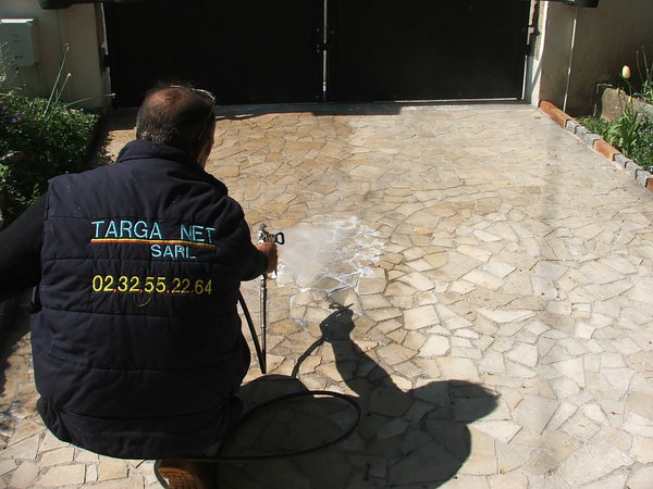 Etape 8 : Commencer la pulvérisation du produit en progressant par carré de 1m² et en tenant le pistolet à une distance de 30 cm du support. Ne pas hésiter à charger en produit afin de bien imprégner le dallage.