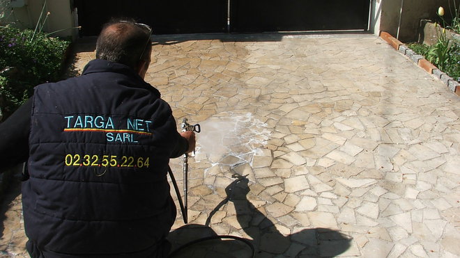 Etape 8 : Commencer la pulvérisation du produit en progressant par carré de 1m² et en tenant le pistolet à une distance de 30 cm du support. Ne pas hésiter à charger en produit afin de bien imprégner le dallage. Etape 8 : Commencer la pulvérisation du produit en progressant par carré de 1m² et en tenant le pistolet à une distance de 30 cm du support. Ne pas hésiter à charger en produit afin de bien imprégner le dallage.