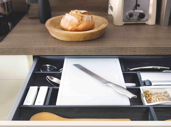 Et pour tout ranger astucieusement, Mobalpa propose les solutions de rangement iPractis: planche à découper intégrée dans le tiroir, ramequin à épices et condiments en céramique à placer derrière le plan de travail, dérouleur à aluminium ou film alimentaire... Une place pour chaque chose, et chaque chose à sa place.