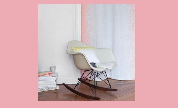 À pois, rideau sérigraphié à la main sur lin lavé léger, existe en 3 coloris, or, rose et orange fluo, 8 œillets  (300 x 145 cm), « Border line », 170 €, Maison Georgette.