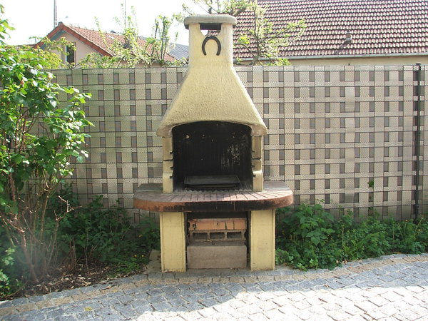 Avant: intempéries, froid, chaud et salissures sont parvenues à rendre votre barbecue sale et presque vétuste.