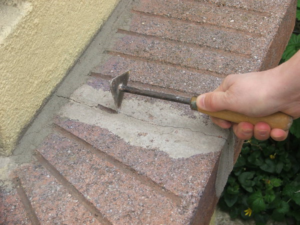 Etape 2 : Ouvrir les fissures au triangle, ne pas trop forcer sur l’outil, en le passant d’un seul geste.