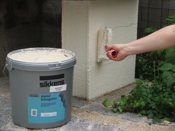 Etape 8 : La même peinture sera appliquée sur la base en parpaings du barbecue.