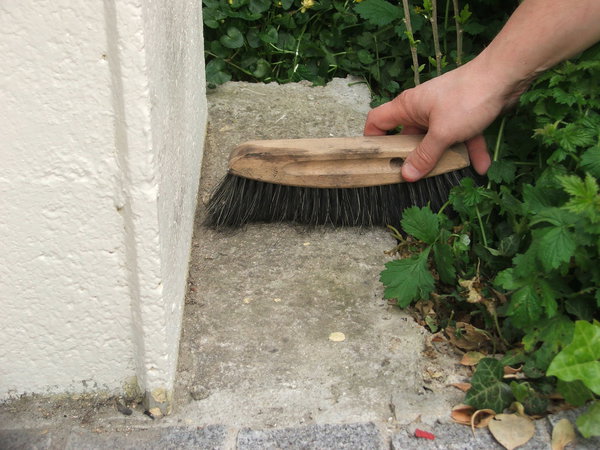 Etape 10 : Le socle en ciment est nettoyé et dépoussiéré à la brosse à épousseter.