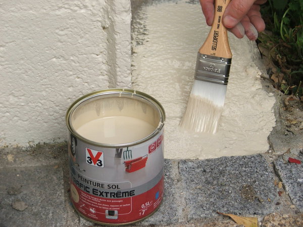 Etape 11 : Appliquer sur le socle, en deux couches une  peinture spéciale sols glycérophtalique (système à l’huile) à la brosse. Laisser sécher 24 heures entre deux couches.