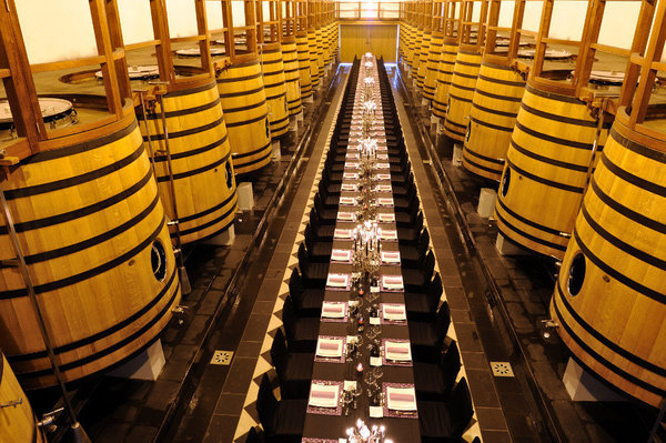 Les crus rouges sont entonnés en barriques neuves, sans pompage, par simple gravité.