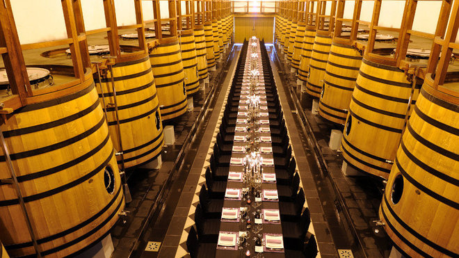 Les crus rouges sont entonnés en barriques neuves, sans pompage, par simple gravité.