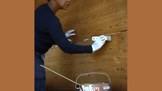 Etape 7 : Si votre façade en bois est neuve ou très exposée, appliquez une troisième couche d’imprégnant pour façade comme montré dans l’étape 6. Attendez 12 heures pour un séchage complet. Etape 7 : Si votre façade en bois est neuve ou très exposée, appliquez une troisième couche d’imprégnant pour façade comme montré dans l’étape 6. Attendez 12 heures pour un séchage complet.