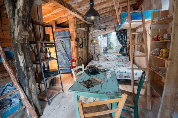 Perché à 4 mètres de haut, le Repère de l’Explorateur est un poste d’observation de choix dont la déco rétro rappelle les Etats-Unis.