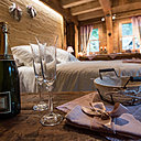 Différents packs sont proposés selon les thèmes des cabanes. Les hôtes d’un Amour de Chalet pourront par exemple demander à se faire servir un dîner aux chandelles avec champagne et pétales de rose.