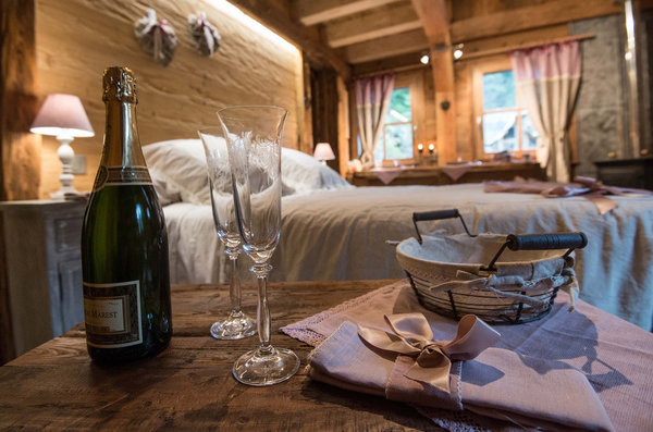 Différents packs sont proposés selon les thèmes des cabanes. Les hôtes d’un Amour de Chalet pourront par exemple demander à se faire servir un dîner aux chandelles avec champagne et pétales de rose.