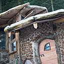 Semi-enterrée, la Maison du Hobbit est creusée dans la roche pour se fondre avec la montagne.