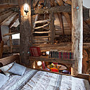 Retrouvez l’ambiance fantasy du Seigneur des Anneaux dans la Maison du Hobbit. Heureusement, il n’y a pas besoin de se baisser, la cabane est à taille humaine.