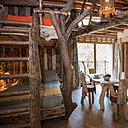 Si la forêt à l’extérieur de votre cabane ne vous suffit pas, installez-vous dans la cabane les Couleurs d’Automne. Son ambiance boisée vous ravira.