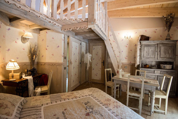 Maison de poupée à échelle humaine, l’Atelier de la Couturière nous amène dans l’univers cosy du fil et de l’aiguille.
