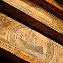 On retrouve dans les chambres des traces du passé du bâtiment de l’hôtel, comme ces détails sur le plafond datant du XVIIe siècle.