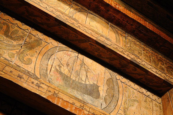 On retrouve dans les chambres des traces du passé du bâtiment de l’hôtel, comme ces détails sur le plafond datant du XVIIe siècle.