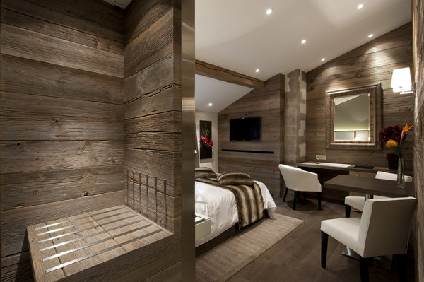 Certaines chambres de l’hôtel Les Armures sont toutes décorées de bois pour une atmosphère chaleureuse.