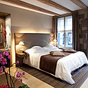 Faites de beaux rêves dans ce lit très contemporain avec les yeux rivés vers le passé et son plafond du XVIIe siècle.