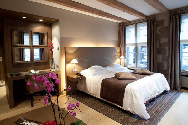 Faites de beaux rêves dans ce lit très contemporain avec les yeux rivés vers le passé et son plafond du XVIIe siècle.