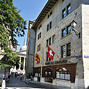 Situé juste à côté de la Cathédrale Saint-Pierre (visible en arrière-plan), l’hôtel affiche son attachement à ses racines dès sa façade.