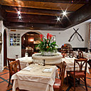 Le restaurant Les Armures dispose de trois salles dont celle-ci, la Salle des Artistes.