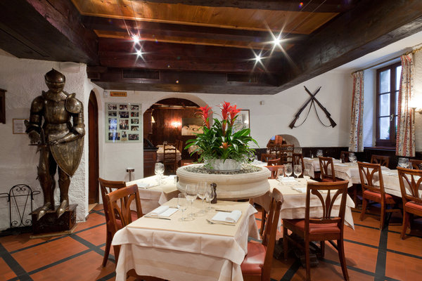 Le restaurant Les Armures dispose de trois salles dont celle-ci, la Salle des Artistes.