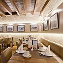 La salle du petit déjeuner est décorée de photos en noir et blanc contrastant avec la modernité de la pièce.