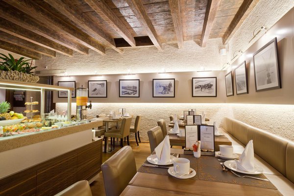 La salle du petit déjeuner est décorée de photos en noir et blanc contrastant avec la modernité de la pièce.